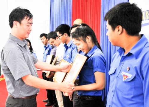 Đồng chí Nguyễn Văn Nhuận - Bí thư Tỉnh đoàn trao bằng khen của Trung ương Đoàn cho các tập thể